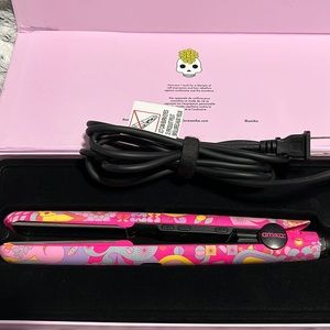 Amika Titanium flatiron. Heats up to 450 used once.